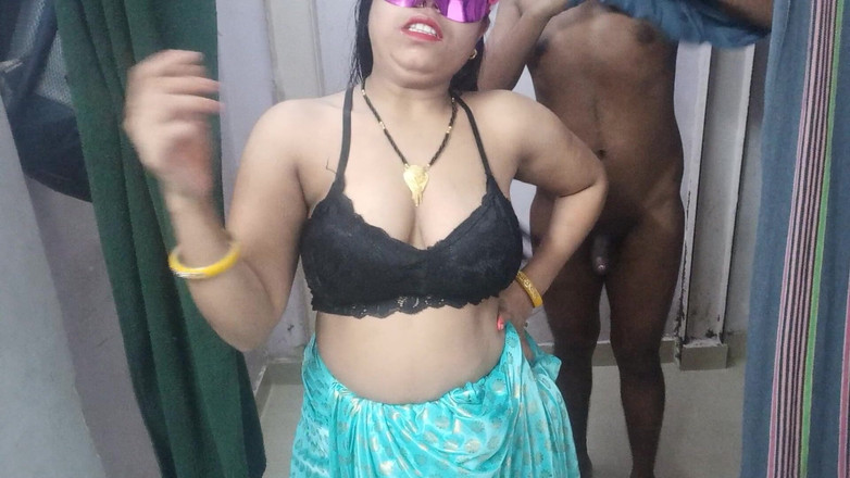 Hindi-Sex: Matură sexy indiană bhabhi cu țâțe mari îl seduce pe soț