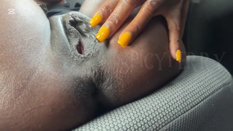 Spicy perry: Cay, mông to mọng nước và âm hộ.