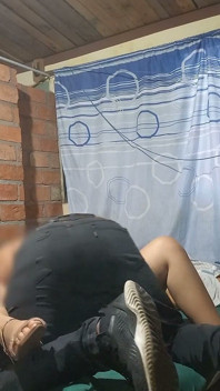 Ssę jego kutasa, a następnie murarz pieprzy mnie ostro