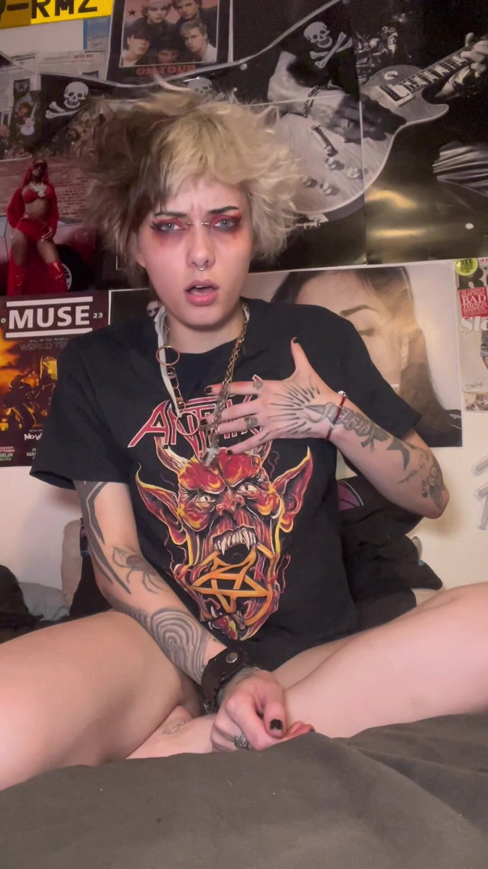 Glitterqueen1999: Body Possesion z Zboczonego Sąsiada