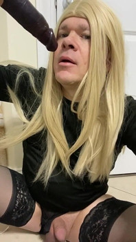 Travestito succhia un dildo bbc mentre parla con papà come una brava troia