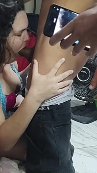 Esposa do corno adora foder um jovem com um pau grande