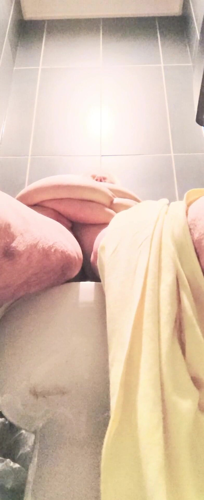 HerculesnVENUS: คุณรับหีของคุณในห้องน้ําสาธารณะได้