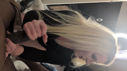 Trans and Co: 漂亮娘娘腔在喝热精液前享用两根大黑鸡巴