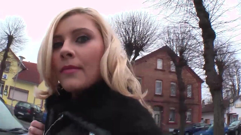 Big Tits World: Masturbazione calda per una cagna bionda dai grossi seni