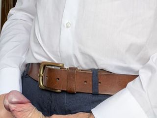 Buttoned up stroker: Wit shirt aftrekken en klaarkomen