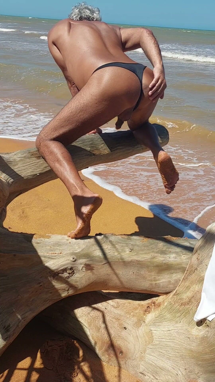 Ladysilvas: Ladysilva crossdress en la playa en bragas qué culo caliente