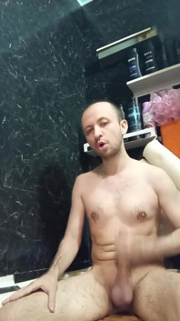Çıplak bir adam banyoda büyük yarağını sıvazlıyor