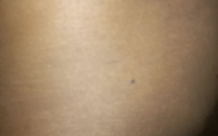 Super sexy ebony cuties: Nago na zewnątrz sikanie palcami moja mokra cipka