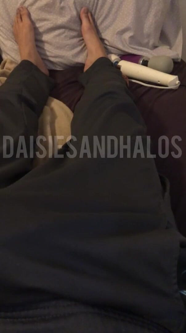 Daisiesandhalos: Former custom: Cumming in my gray sweatpants