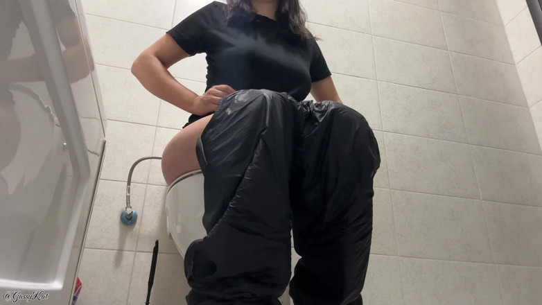 GassyKat: Crazy Toilet Farts in Black! Nipple Pops