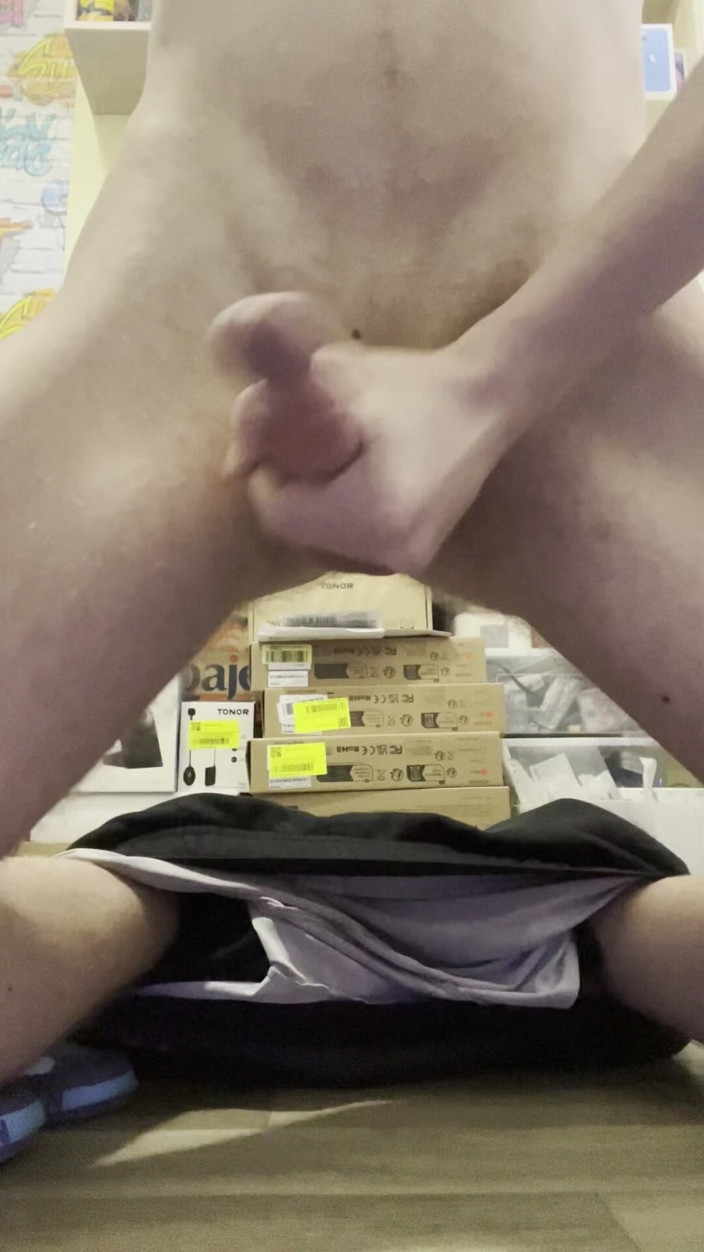 Johnny69227: Ragazzo Amatoriale Sborra Duro E Si Scopa Da Solo Con...