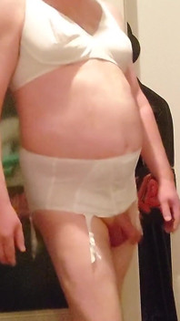 Spaß in einem strap-on-gürtel und einem bh