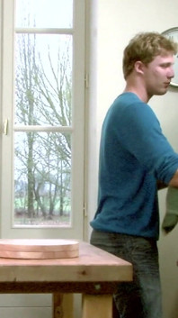Matt Surfer Kameron Frost se baisent dans la cuisine