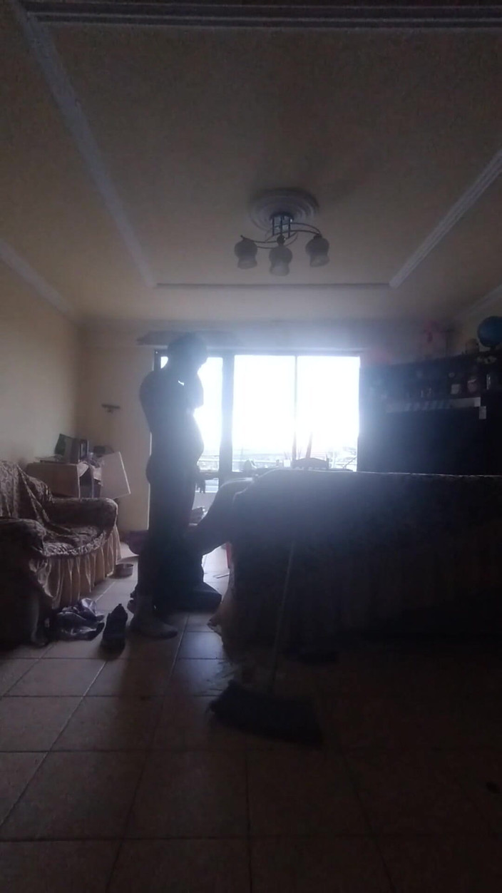 E-Alfa: Hizmetçi ile oturma odasında ev yapımı seks