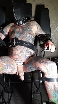 Przypięty do fotela bondage na elektrowstrząsy