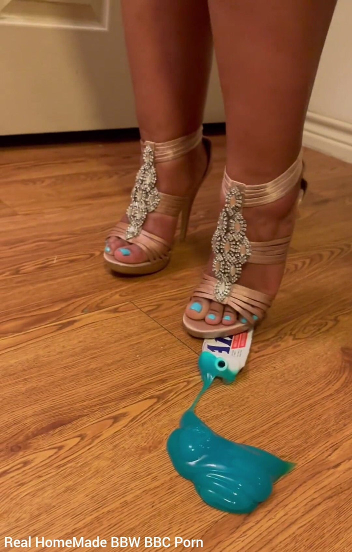 Super sexy ebony cuties: Speelgoed met fruittaart plat geplet met mijn hoge hakken