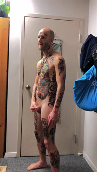 Ragazzo tatuato si masturba da solo