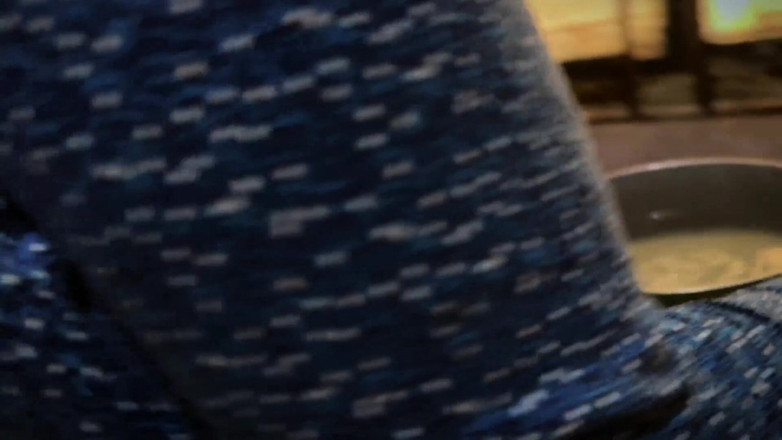 Aria Mia: Красива гаряча мачуха з великою дупою вранці готує на кухні і хоче анального траху від мене