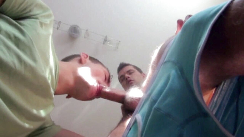 Gaybareback: Pengongkek kembar Perancis di dapur saya