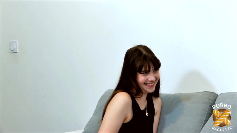 Porno Baguette: Mlle Clea, fille sexy, se fait baiser par deux mecs