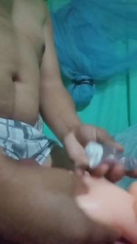 Aku meregangkan memek sempit bayiku.