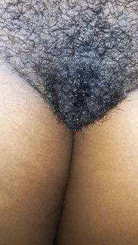 Langsam reibt ich meine haarige gepiercte muschi aus nächster nähe