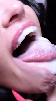 Alemã gordinha Ashley CumStar vai a uma festa de bukkake pela primeira vez