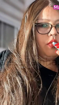 Brazilská BBW MILF bohyně Vaping Iqos v práci