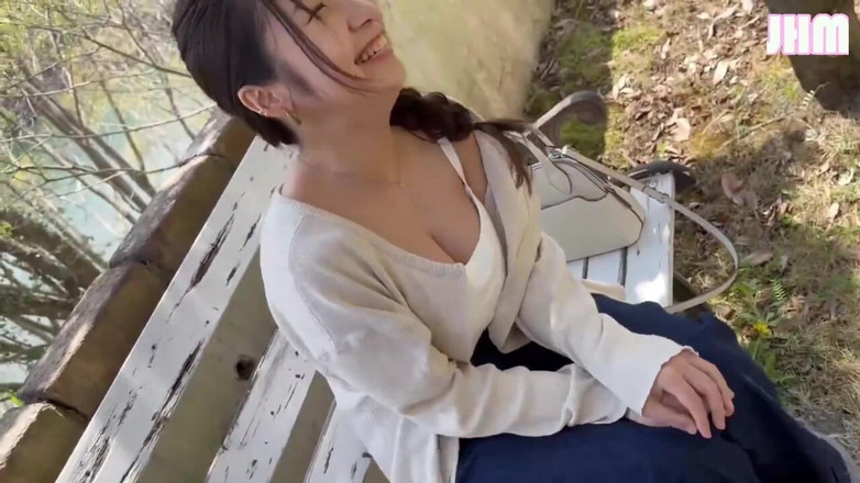 Japanese Hentai Matings: 彼女の柔らかな曲線は、彼らの体が絹のようなリズムで動くと、大空の下で輝きます。- B