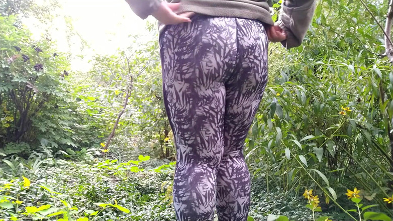 Elena: Ogromny tyłek gruby milf w leginsach sika pieska na zewnątrz