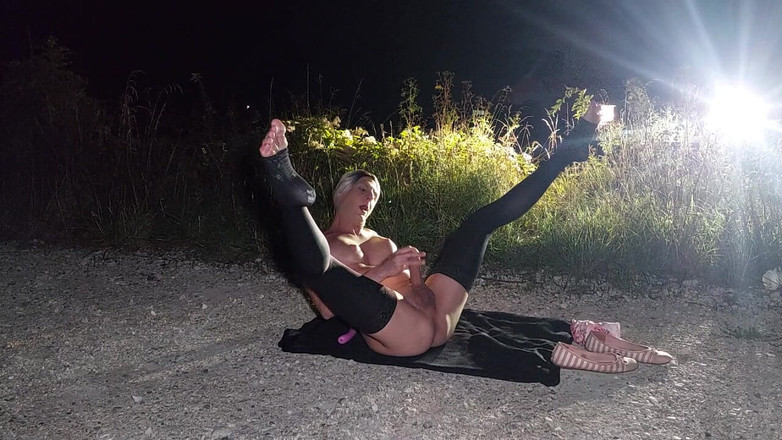 sweetfeet29: Selang di depan lampu depan mobil di tempat parkir