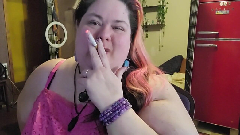 Kitty Delgato: 超级肥胖的白人女性一边玩弄我的脖子和巨大的手臂一边抽烟