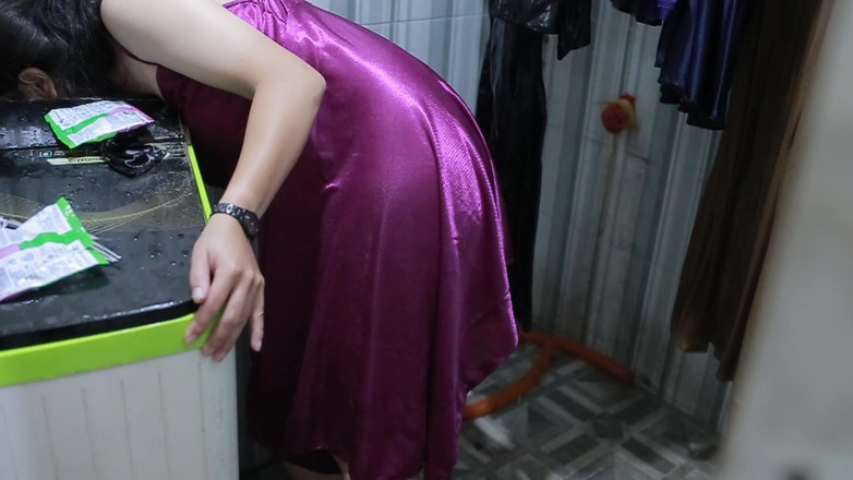 Silk Satin: Une balinaise se fait doigter en faisant le ménage