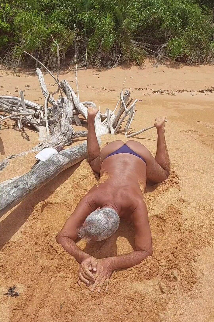 Ladysilvas: Ladysilva en bikini en la playa muy sexy su culo...