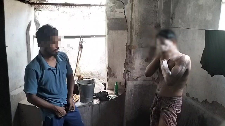 Desi Tits: Tắm vòi hoa sen lần đầu tiên anh chàng hàng xóm...