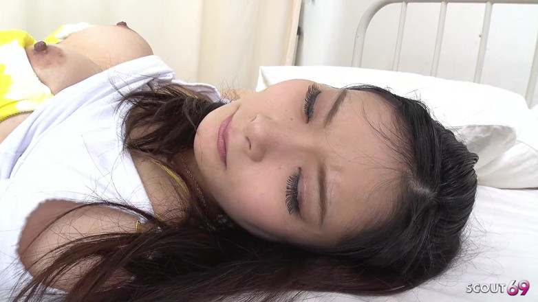Asian porn collection: Zierlicher japanischer teenager verführt zu alt-jungem sex von Ugly guy...