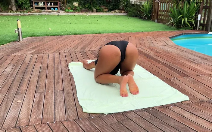 Miss Fluo: Glute Workout in the Garde