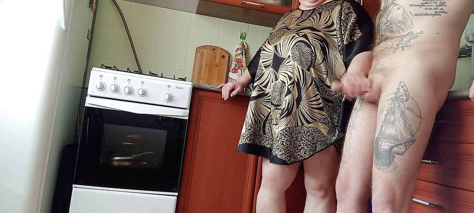 Zona901: La milf si masturba il mio cazzo prima di pranzo