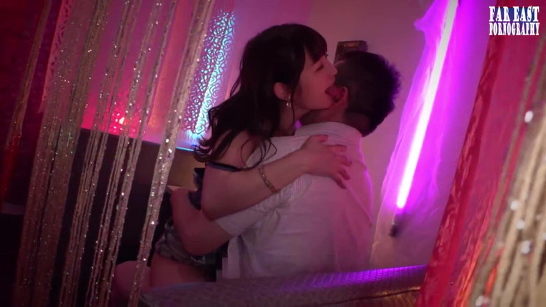 Far East pornography: Tutku yeraltı salonunda tutuşuyor -pt2