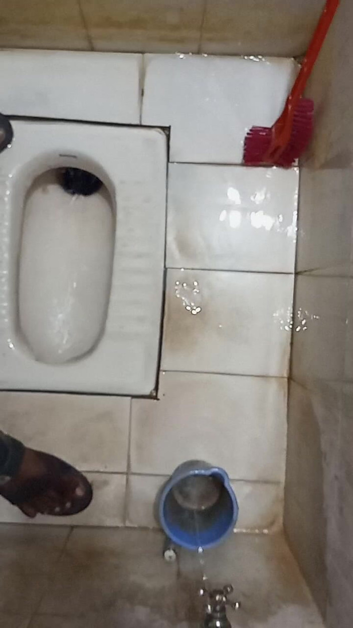 Hungry cliff: インド料理店のトイレボーイ、アナルを犯す