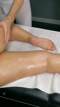 Gruby tyłek MILF utknął na łóżku do masażu i uwodzi masażystę