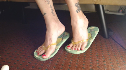 Abby Anna: Mint y sandalias amarillas jugando con zapatos