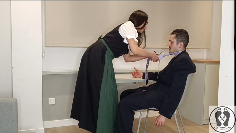 All You Can Fetish: Ubrana w tradycyjny austriacki dirndl szarpała go