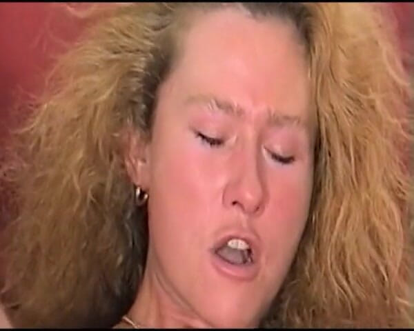 German's Lesbian: Tante seksi jerman lagi asik jilat memek di ruangan casting