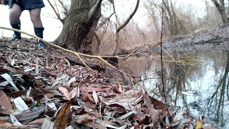 Elena: Curvy MILF pissing on the riverside