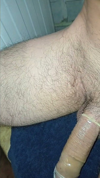 Męski penis w prezerwatywie wytryskuje, wytryskuje w środku!