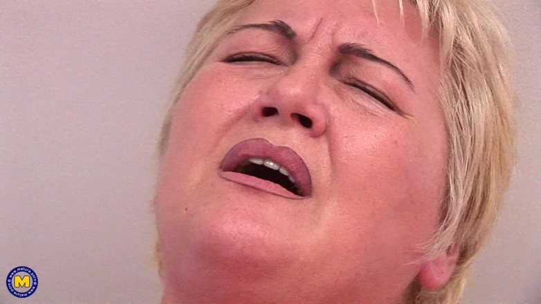 Mature NL: Vogliose vecchie e giovani lesbiche assaggiano l'una vagina
