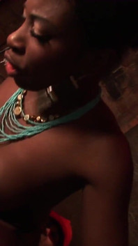Melvina Raquel con tetas negras en acción