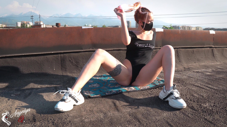AnGelya G: Stepsister asked to be photographed on the roof, she started...